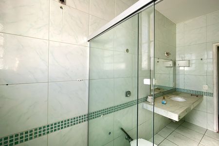 Casa para alugar com 380m², 4 quartos e 5 vagas Casa para alugar com 380m², 4 quartos e 5 vagasBanheiro 2