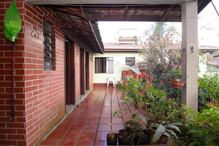 Casa à venda com 549m², 4 quartos e 3 vagas Casa à venda com 549m², 4 quartos e 3 vagasÁrea comum