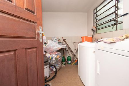 Casa à venda com 549m², 4 quartos e 3 vagas Casa à venda com 549m², 4 quartos e 3 vagasÁrea de Serviço