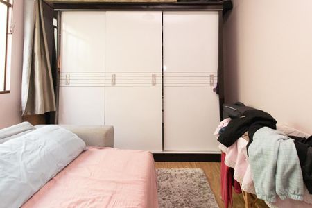 Casa à venda com 549m², 4 quartos e 3 vagas Casa à venda com 549m², 4 quartos e 3 vagasQuarto 4