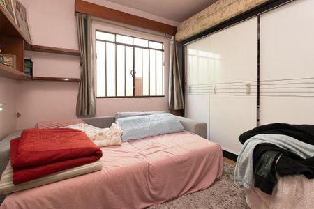 Casa à venda com 549m², 4 quartos e 3 vagas Casa à venda com 549m², 4 quartos e 3 vagasQuarto 4