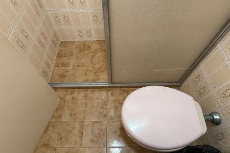 Banheiro de kitnet/studio para alugar com 1 quarto, 28m² em Gonzaga, Santos