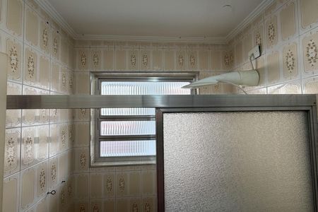Banheiro de kitnet/studio para alugar com 1 quarto, 28m² em Gonzaga, Santos