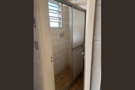 Banheiro de kitnet/studio para alugar com 1 quarto, 28m² em Gonzaga, Santos