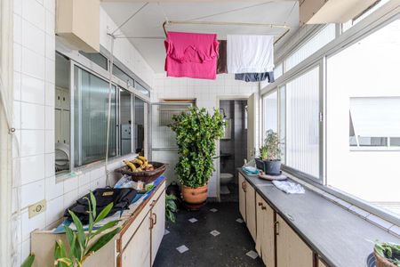 Apartamento à venda com 210m², 4 quartos e 2 vagas Apartamento à venda com 210m², 4 quartos e 2 vagasÁrea de Serviço