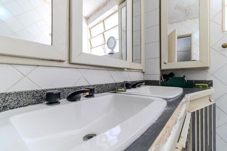 Apartamento à venda com 210m², 4 quartos e 2 vagas Apartamento à venda com 210m², 4 quartos e 2 vagasBanheiro da Suíte