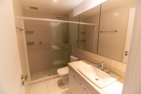 Apartamento para alugar com 180m², 4 quartos e 3 vagas Apartamento para alugar com 180m², 4 quartos e 3 vagasBanheiro da Suíte 1