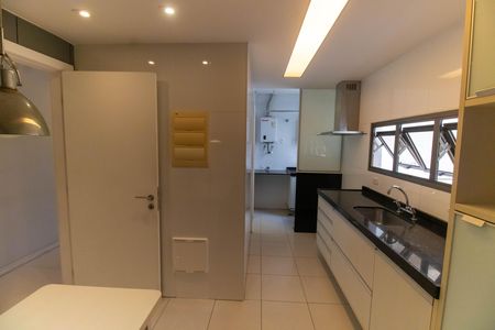 Apartamento para alugar com 180m², 4 quartos e 3 vagas Apartamento para alugar com 180m², 4 quartos e 3 vagasCozinha e Área de Serviço