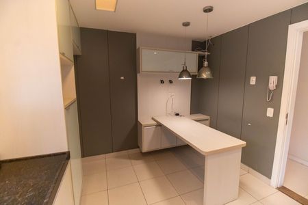 Apartamento para alugar com 180m², 4 quartos e 3 vagas Apartamento para alugar com 180m², 4 quartos e 3 vagasCozinha e Área de Serviço