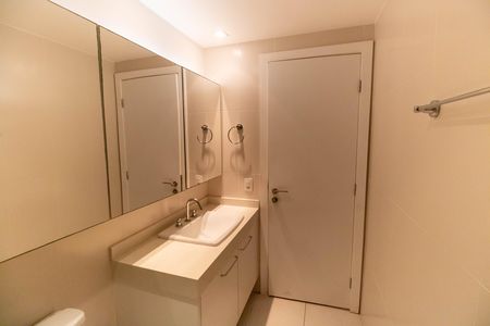 Apartamento para alugar com 180m², 4 quartos e 3 vagas Apartamento para alugar com 180m², 4 quartos e 3 vagasBanheiro da Suíte 1