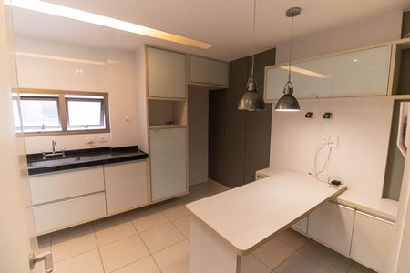 Apartamento para alugar com 180m², 4 quartos e 3 vagas Apartamento para alugar com 180m², 4 quartos e 3 vagasCozinha e Área de Serviço