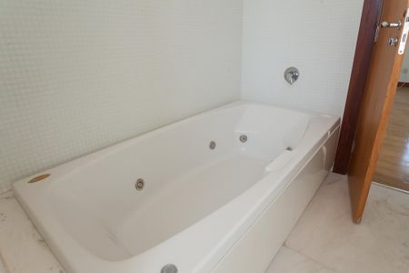 Apartamento à venda com 198m², 3 quartos e 4 vagas Apartamento à venda com 198m², 3 quartos e 4 vagasBanheiro suite 3 - master