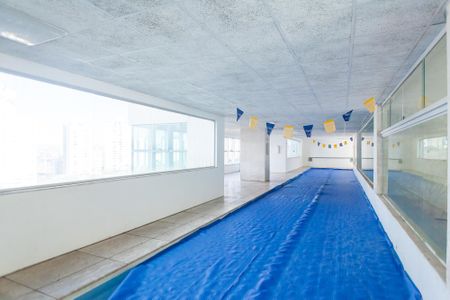 Apartamento à venda com 198m², 3 quartos e 4 vagas Apartamento à venda com 198m², 3 quartos e 4 vagasÁrea comum - Piscina coberta