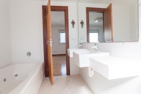 Apartamento à venda com 198m², 3 quartos e 4 vagas Apartamento à venda com 198m², 3 quartos e 4 vagasBanheiro suite 3 - master