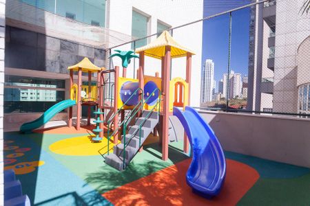 Apartamento à venda com 198m², 3 quartos e 4 vagas Apartamento à venda com 198m², 3 quartos e 4 vagasÁrea comum - Playground