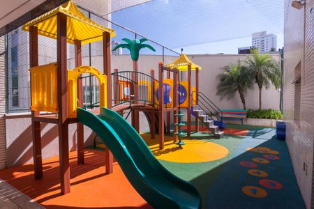 Apartamento à venda com 198m², 3 quartos e 4 vagas Apartamento à venda com 198m², 3 quartos e 4 vagasÁrea comum - Playground