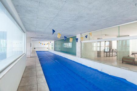Apartamento à venda com 198m², 3 quartos e 4 vagas Apartamento à venda com 198m², 3 quartos e 4 vagasÁrea comum - Piscina coberta