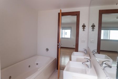 Apartamento à venda com 198m², 3 quartos e 4 vagas Apartamento à venda com 198m², 3 quartos e 4 vagasBanheiro suite 3 - master