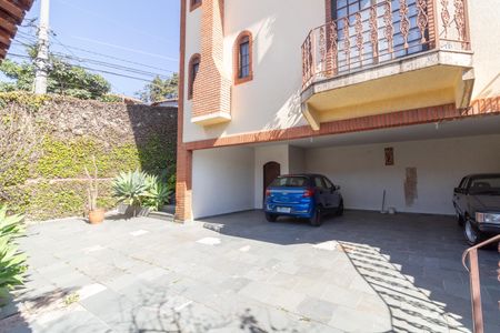 Casa à venda com 278m², 4 quartos e 7 vagas Casa à venda com 278m², 4 quartos e 7 vagasGaragem