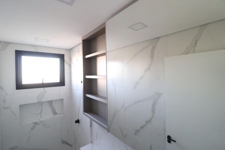 Banheiro do Quarto 3 de apartamento para alugar com 3 quartos, 82m² em Santa Mônica, Uberlândia