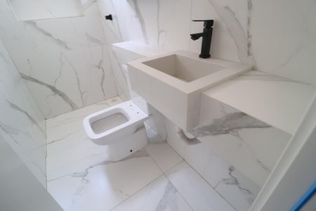 Banheiro do Quarto 3 de apartamento para alugar com 3 quartos, 82m² em Santa Mônica, Uberlândia