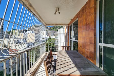 Apartamento à venda com 93m², 2 quartos e 2 vagas Apartamento à venda com 93m², 2 quartos e 2 vagasVaranda