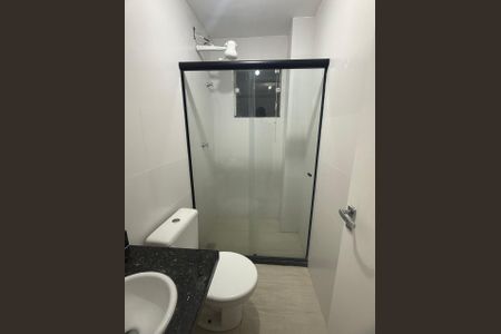 Banheiro de apartamento para alugar com 2 quartos, 68m² em Terra Firme, Rio das Ostras