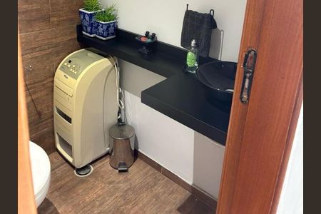 Banheiro com pia e vaso sanitário, com um ar condicionado e uma planta no canto. de casa à venda com 4 quartos, 128m² em Vila Londrina, São Paulo
