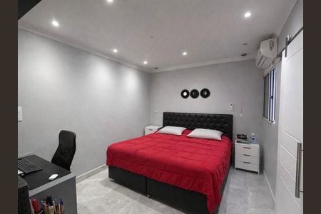 Quarto com cama de casal, mesa de trabalho e ar condicionado. de casa à venda com 4 quartos, 128m² em Vila Londrina, São Paulo