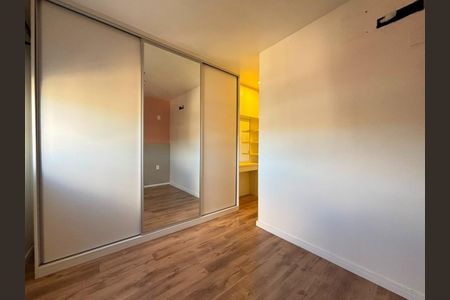 Quarto 2 de apartamento para alugar com 2 quartos, 58m² em Medianeira, Porto Alegre