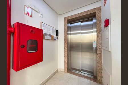 Área de serviço de apartamento para alugar com 2 quartos, 58m² em Medianeira, Porto Alegre