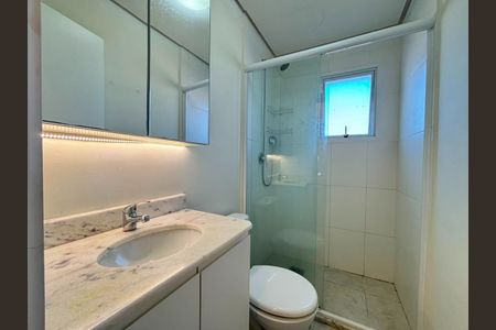 Banheiro social de apartamento para alugar com 2 quartos, 58m² em Medianeira, Porto Alegre