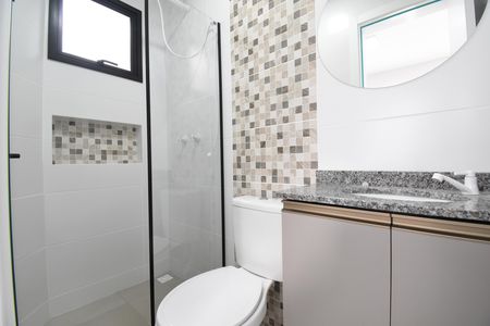 Banheiro de kitnet/studio para alugar com 1 quarto, 26m² em Cajuru, Curitiba