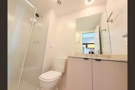 Banheiro de kitnet/studio para alugar com 1 quarto, 27m² em Campo Belo, São Paulo