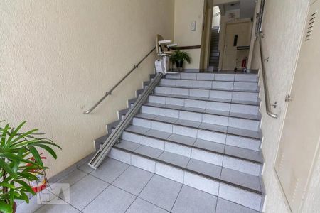 Apartamento à venda com 45m², 2 quartos e sem vaga Apartamento à venda com 45m², 2 quartos e sem vagaEscada