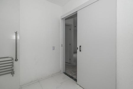Banheiro de apartamento à venda com 1 quarto, 41m² em Sarandi, Porto Alegre