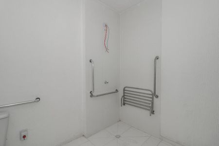 Banheiro de apartamento à venda com 1 quarto, 41m² em Sarandi, Porto Alegre