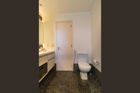 Apartamento para alugar com 103m², 2 quartos e 2 vagas Apartamento para alugar com 103m², 2 quartos e 2 vagasBanheiro da Suíte 01