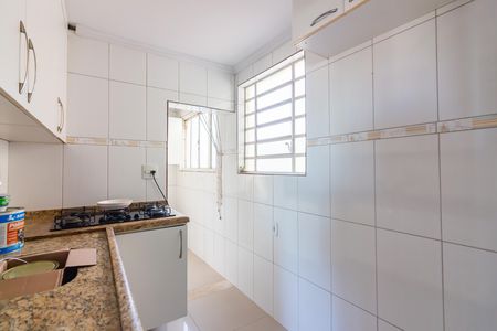 Cozinha  de apartamento para alugar com 2 quartos, 48m² em Quitaúna, Osasco