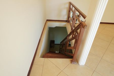 Escada de casa para alugar com 4 quartos, 232m² em Jardim Acapulco, São Carlos