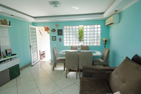 Casa de condomínio à venda com 180m², 4 quartos e 1 vaga