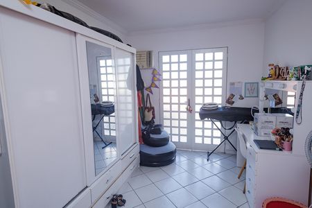 Casa de condomínio à venda com 180m², 4 quartos e 1 vaga