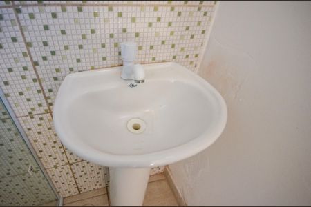 Banheiro de casa para alugar com 1 quarto, 70m² em Vila Mangalot, São Paulo