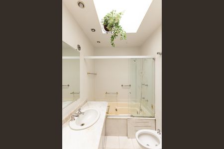 Banheiro da Suíte de casa para alugar com 4 quartos, 400m² em Jardim Luzitania, São Paulo