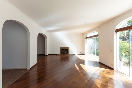 Casa para alugar com 4 quartos, 400m² em Jardim Luzitania, São Paulo