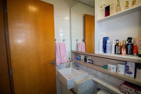Apartamento à venda com 60m², 2 quartos e 1 vaga Apartamento à venda com 60m², 2 quartos e 1 vagaBanheiro da Suite
