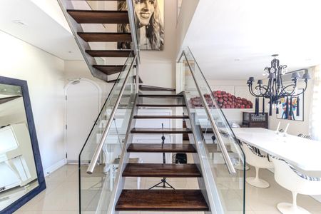 Apartamento à venda com 480m², 4 quartos e 3 vagas Apartamento à venda com 480m², 4 quartos e 3 vagasEscada