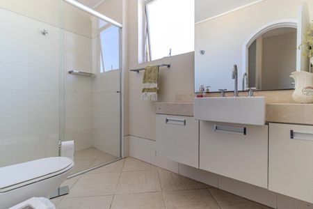 Apartamento à venda com 480m², 4 quartos e 3 vagas Apartamento à venda com 480m², 4 quartos e 3 vagasBanheiro Social 2