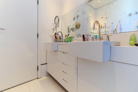 Apartamento à venda com 480m², 4 quartos e 3 vagas Apartamento à venda com 480m², 4 quartos e 3 vagasBanheiro da Suíte 2