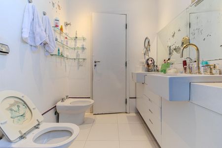Apartamento à venda com 480m², 4 quartos e 3 vagas Apartamento à venda com 480m², 4 quartos e 3 vagasBanheiro da Suíte 2